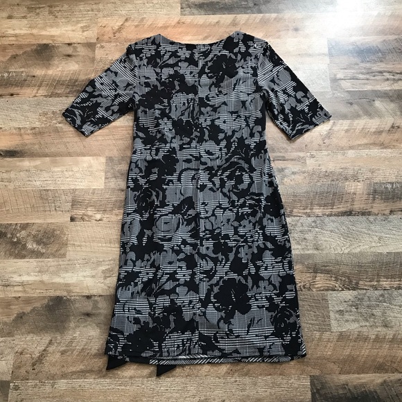 R&K Short Sleeve Wrap Dress Black White Rose Print Size Medium - Picture 5 of 9